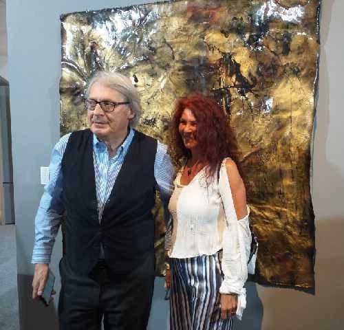 Donata Lombardi con Vittorio Sgarbi alla Biennale Internazionale di Arte Contemporanea di Mantova